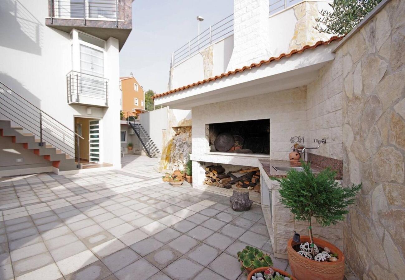Apartments Javi - Free Private Parking トロギール エクステリア 写真